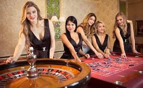 Seorang dealer casino live profesional memandu permainan blackjack dengan suasana mewah dan interaktif